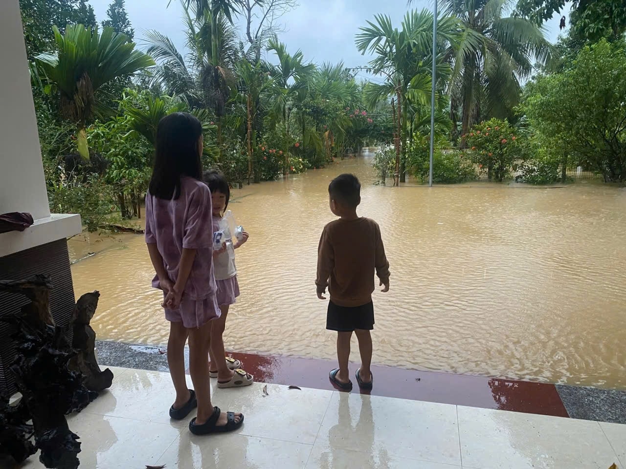 Lũ đang lên ở xã Quỳ Châu - Ảnh: cscc