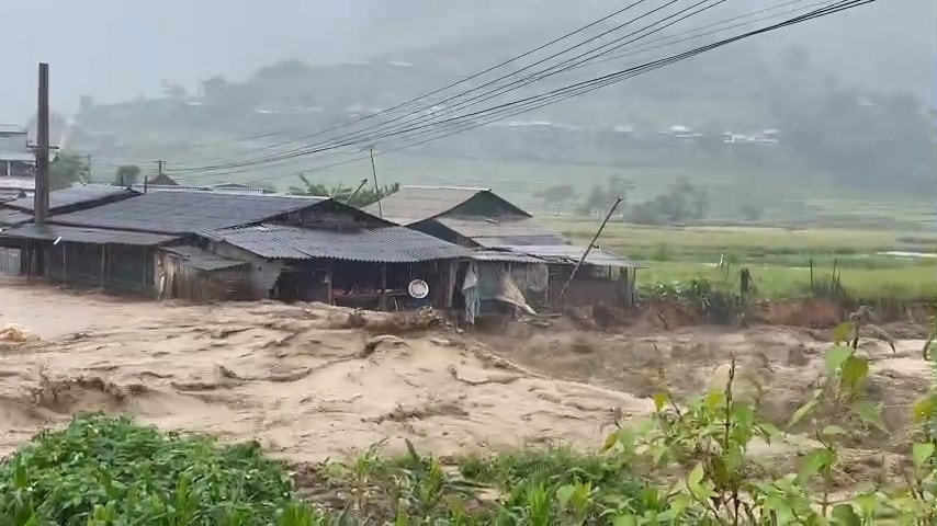 Hàng trăm ngôi nhà bị ảnh hưởng do mưa lũ (ảnh Trọng Bảo) Hàng trăm ngôi nhà bị ảnh hưởng do mưa lũ (ảnh Trọng Bảo)