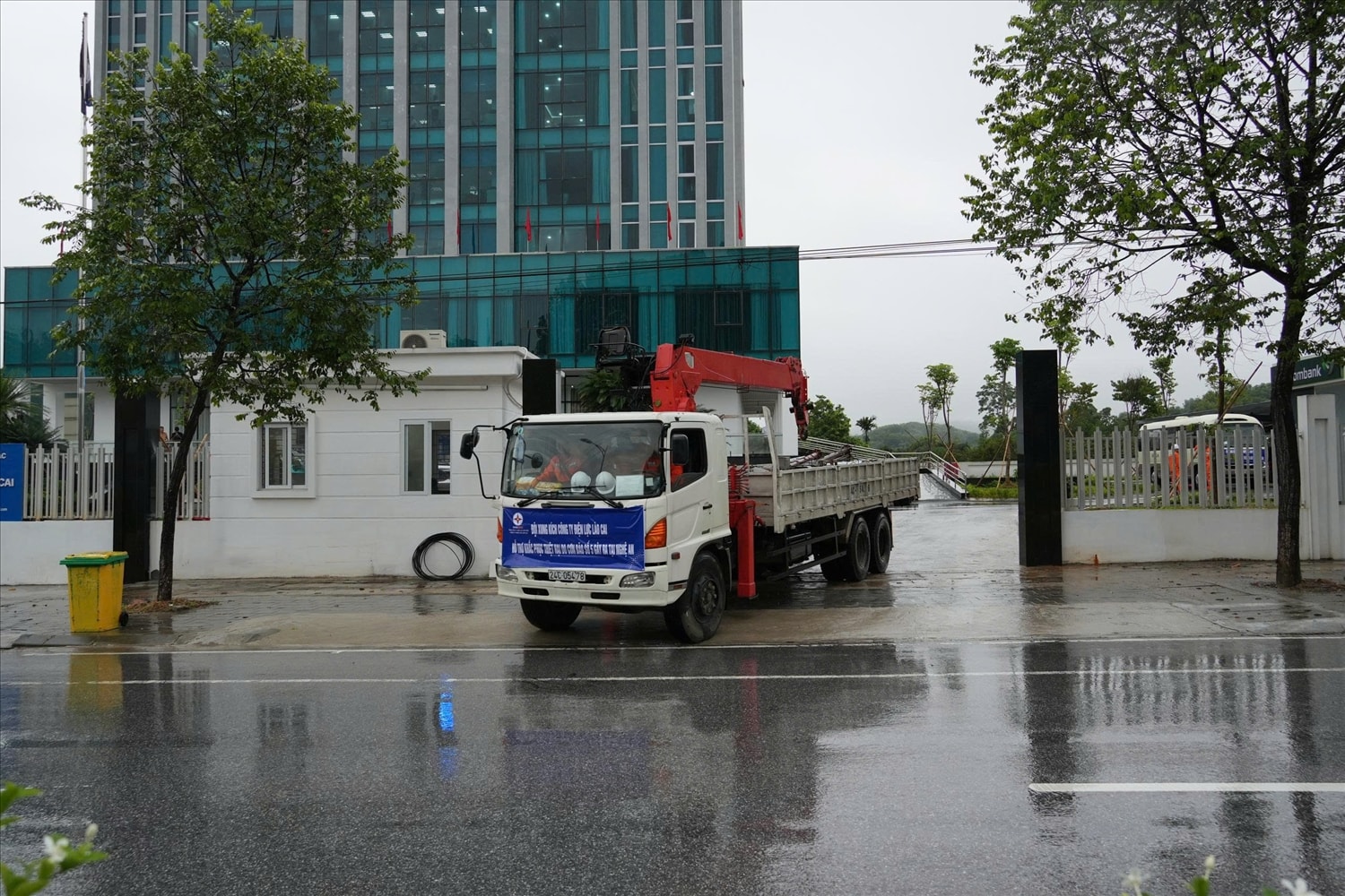 Xe chuyên dụng được điều động vào Nghệ An (ảnh Trọng Bảo) Xe chuyên dụng được điều động vào Nghệ An (ảnh Trọng Bảo)