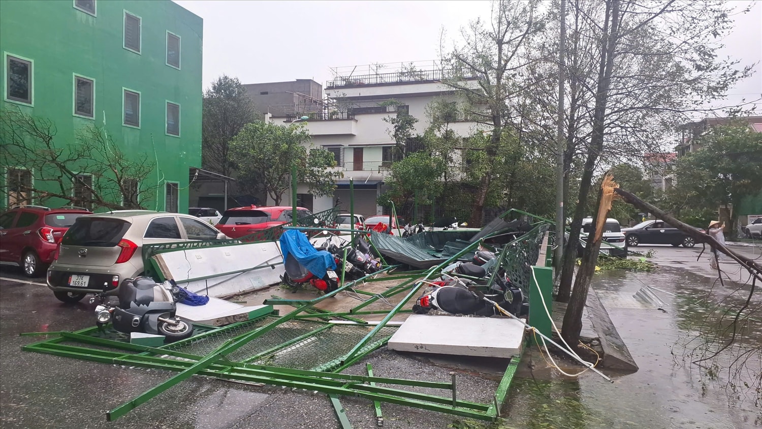 Một dãy nhà để xe máy, xe đạp điện ở Khối Cửa Tiền, phường Trường Vinh (Nghệ An) đã bị gió đánh sập hoàn toàn (Ảnh: Phạm Tiến)