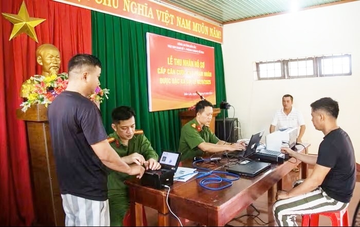 Phạm nhân hưởng chính sách đặc xá được Công an tỉnh Đắk Lắk cấp lại căn cước công dân. (Ảnh: CTV)
