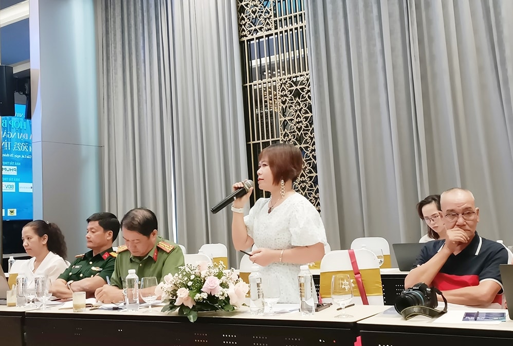 Các phóng viên, nhà báo đặt câu hỏi tại buổi họp báo. (Ảnh T.N)