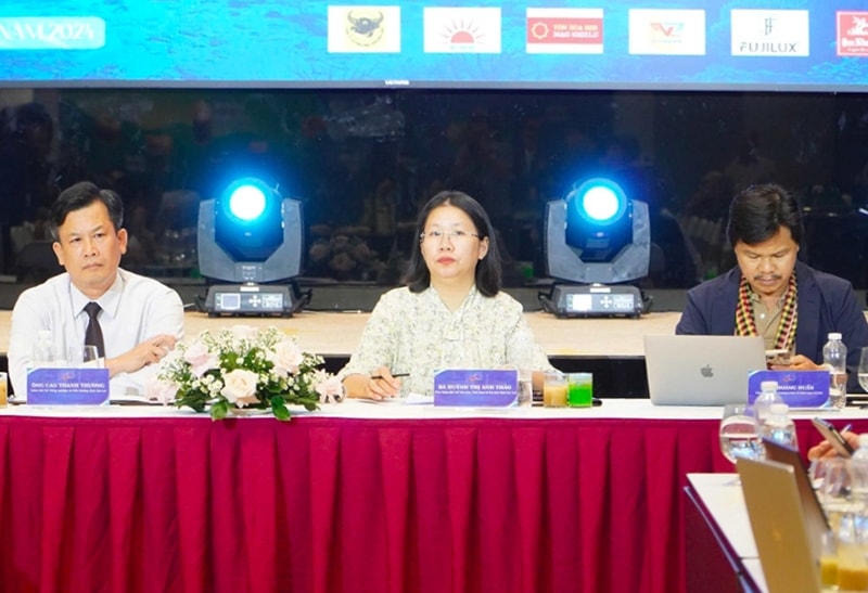 Bà Huỳnh Thị Anh Thảo - Phó Giám đốc Sở Văn hóa - Thể thao và Du Lịch Gia Lai cung cấp thông tin cho báo chí tại buổi họp báo. (Ảnh T.N)