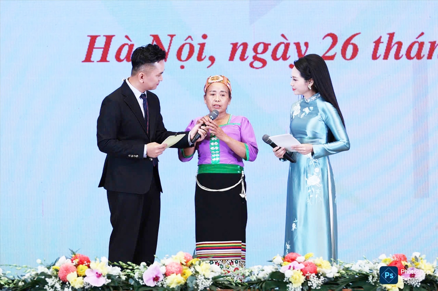 Bà Ngân Thị Hà, dân tộc Thái, đến từ Nghệ An chia sẻ tại Hội nghị về niềm vui khi được hỗ trợ xóa nhà tạm, nhà dột nát. (Ảnh Lê Anh Dũng)