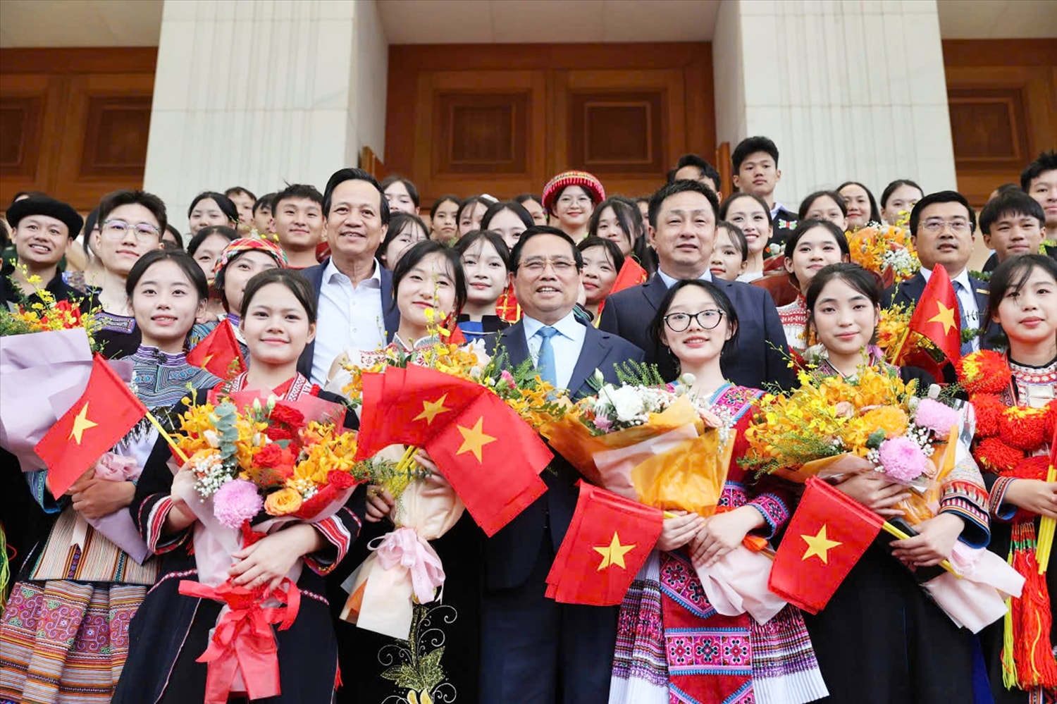 Thủ tướng Chính phủ Phạm Minh Chính, Bộ trưởng Bộ Dân tộc và Tôn giáo Đào Ngọc Dung và các đại biểu chụp ảnh lưu niệm cùng các cháu học sinh Trường Vùng cao Việt Bắc bên lề Hội nghị. (Ảnh Lê Anh Dũng)