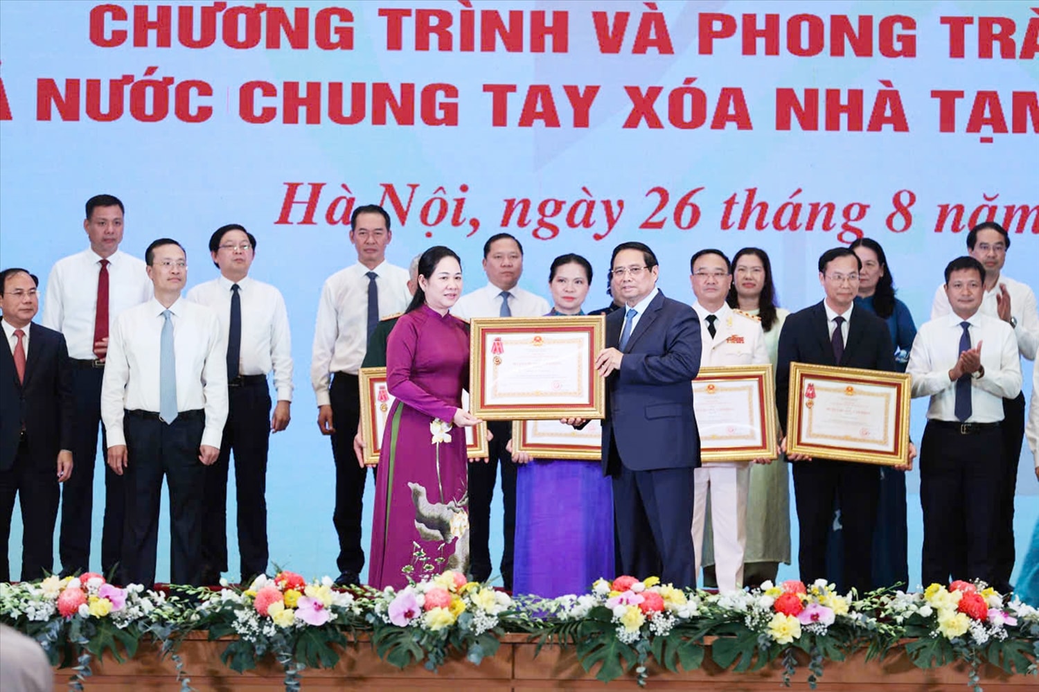 Bộ Dân tộc và Tôn giáo là một trong 19 tập thể được Chủ tịch nước trao tặng Huân chương Lao động hạng Ba vì thành tích xuất sắc trong thực hiện Chương trình xóa nhà tạm, nhà dột nát trên phạm vi cả nước. (Ảnh Lê Anh Dũng)