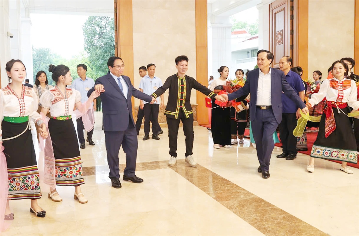 Thủ tướng Chính phủ Phạm Minh Chính, Bộ trưởng Bộ Dân tộc và Tôn giáo Đào Ngọc Dung cùng vui điệu Xòe Kết đoàn cùng các cháu học sinh Trường Vùng cao Việt Bắc bên lề Hội nghị. (Ảnh Lê Anh Dũng)
