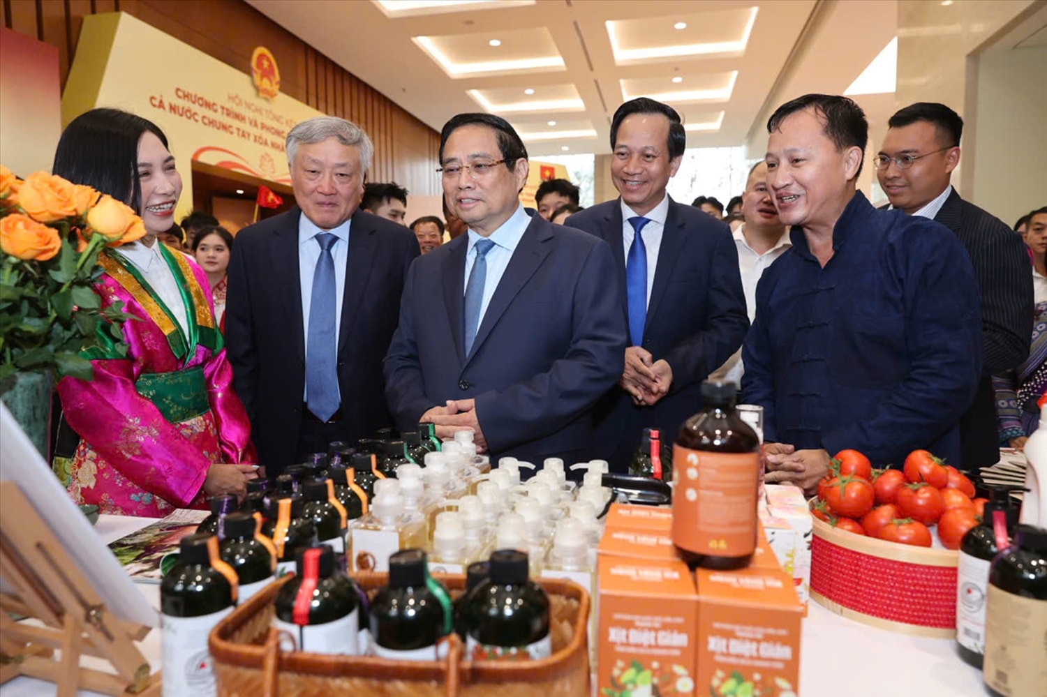 Thủ tướng Phạm Minh Chính và các đại biểu thăm quan gian trưng bày sản phẩm đặc trưng vùng đồng bào DTTS và miền núi trưng bày tại Hội nghị