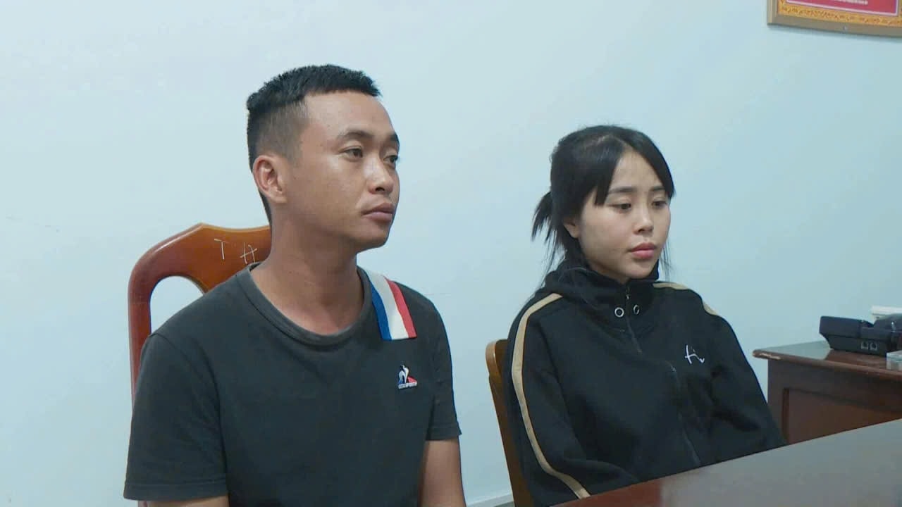 Hai đối tượng rần Ngọc Công và Nguyễn Thị Hương tại cơ quan công an (ảnh: CTV)