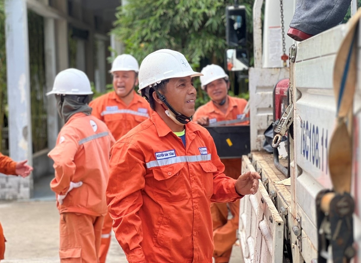 Các thành viên chuẩn bị đồ bảo hộ lao động, phương tiện, dụng cụ thi công và vật tư thiết yếu trước khi lên đường làm nhiệm vụ. (Ảnh: Ngọc Chí)