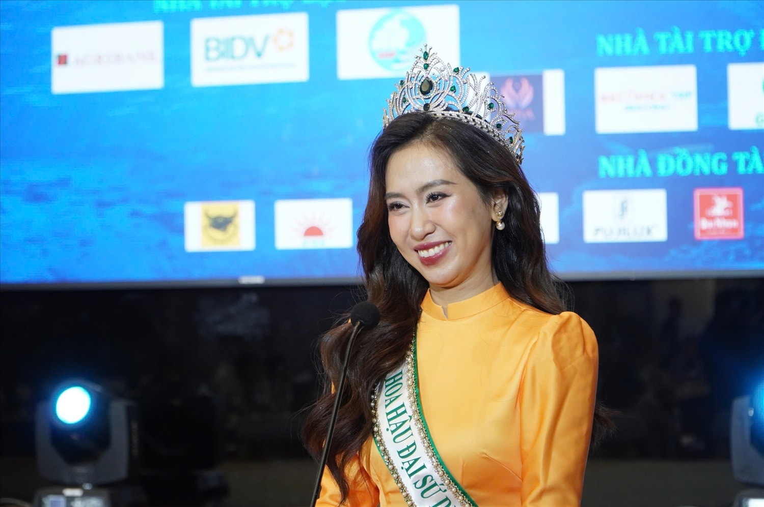 Hoa hậu Đinh Thị Hoa, Hoa hậu Đại sứ Du lịch Việt Nam 2024, Đại sứ truyền thông của Lễ hội “Tinh hoa đại ngàn hội tụ miền biển” Quy Nhơn – Gia Lai 2025  phát biểu tại buổi họp báo (Ảnh T.N)