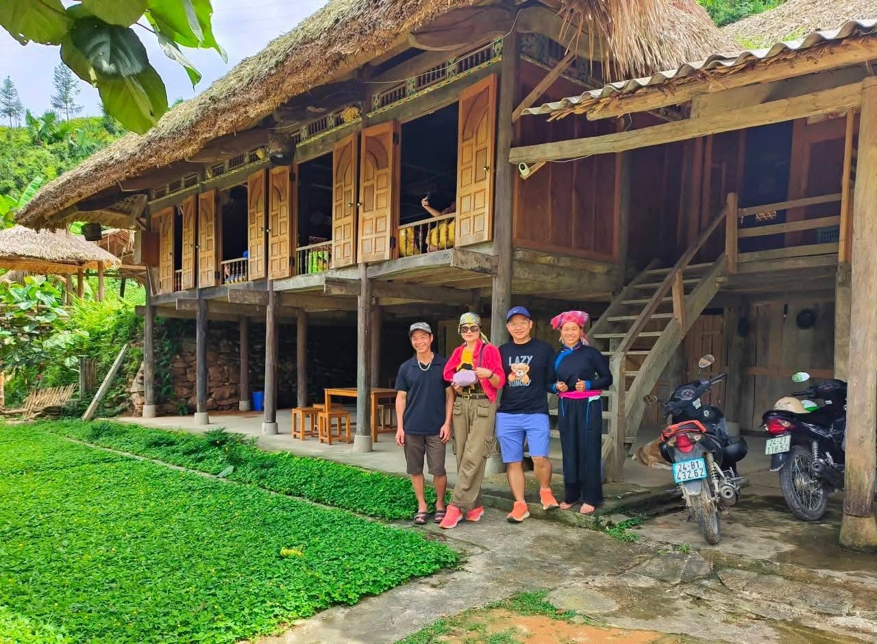 Gia đình chị Vàng Thị Thông - anh Hà đón khách tại ngôi nhà sàn truyền thống, nơi vừa giữ hồn cốt văn hóa vừa trở thành homestay hút khách