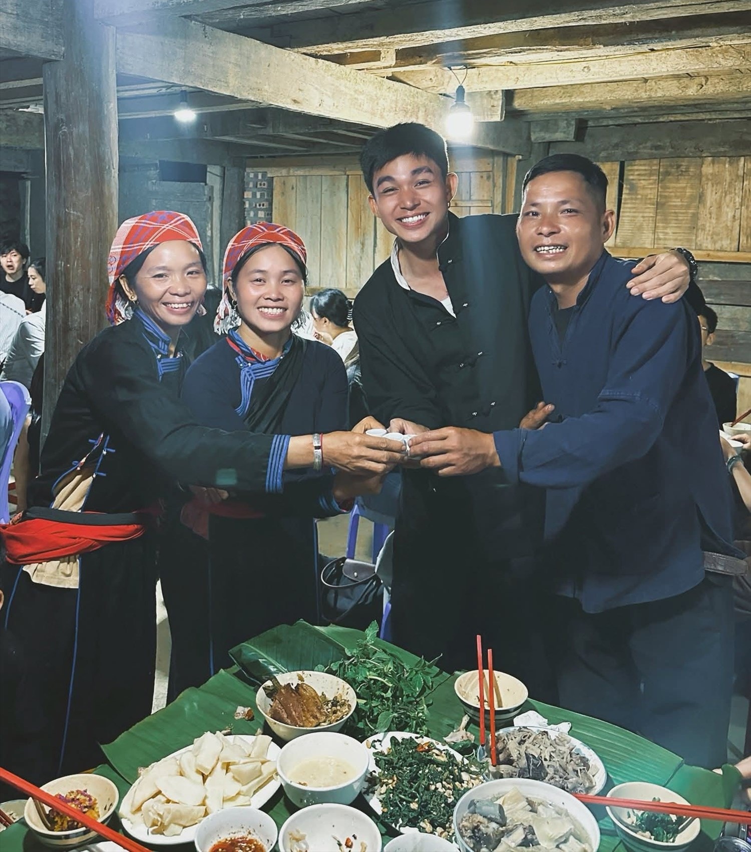 	Tiệc cơm cộng đồng ấm áp: Bà con và du khách cùng nâng chén rượu ngô, sẻ chia hương vị bản làng.