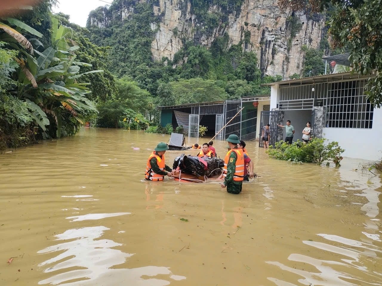 Lực lượng chức năng đã hỗ trợ người dân sơ tán, bảo vệ tài sản trước ảnh hưởng của mưa bão. (Ảnh: PV)