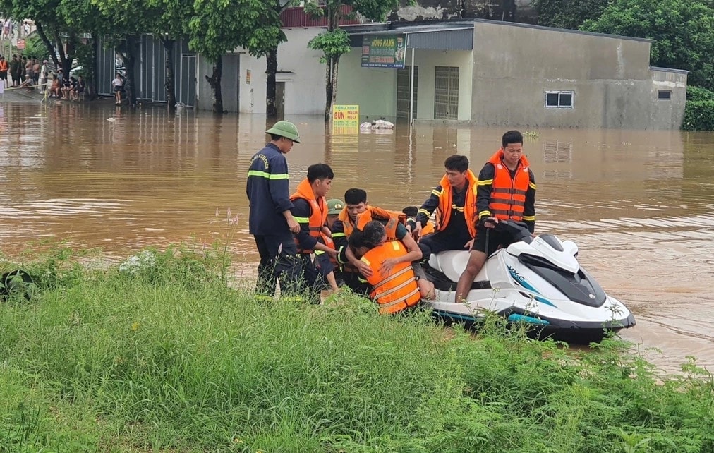 Lực lượng chức năng đưa nạn nhân lên bờ an toàn (Ảnh: Công an tỉnh Thanh Hóa).