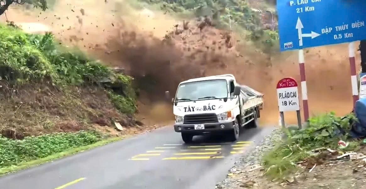 Chiếc xe ô tô may mắn thoát khỏi vụ sạt lở đất trong tích tắc (ảnh cắt từ clip)