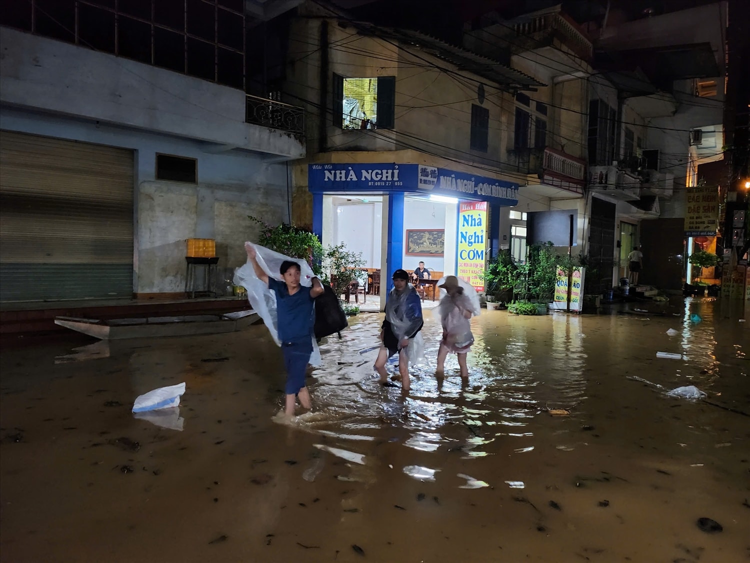 Người dân chủ động di chuyển đến nơi tránh trú an toàn (ảnh Trọng Bảo)
