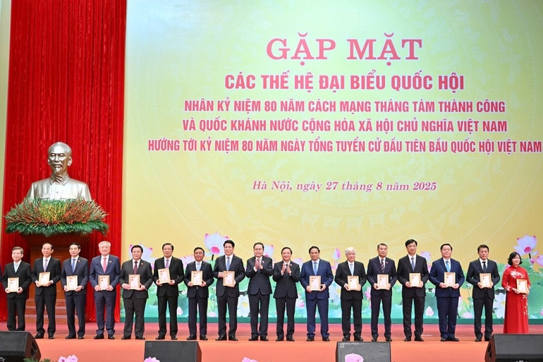 Chủ tịch Quốc hội Trần Thanh Mẫn trao Kỷ niệm chương 