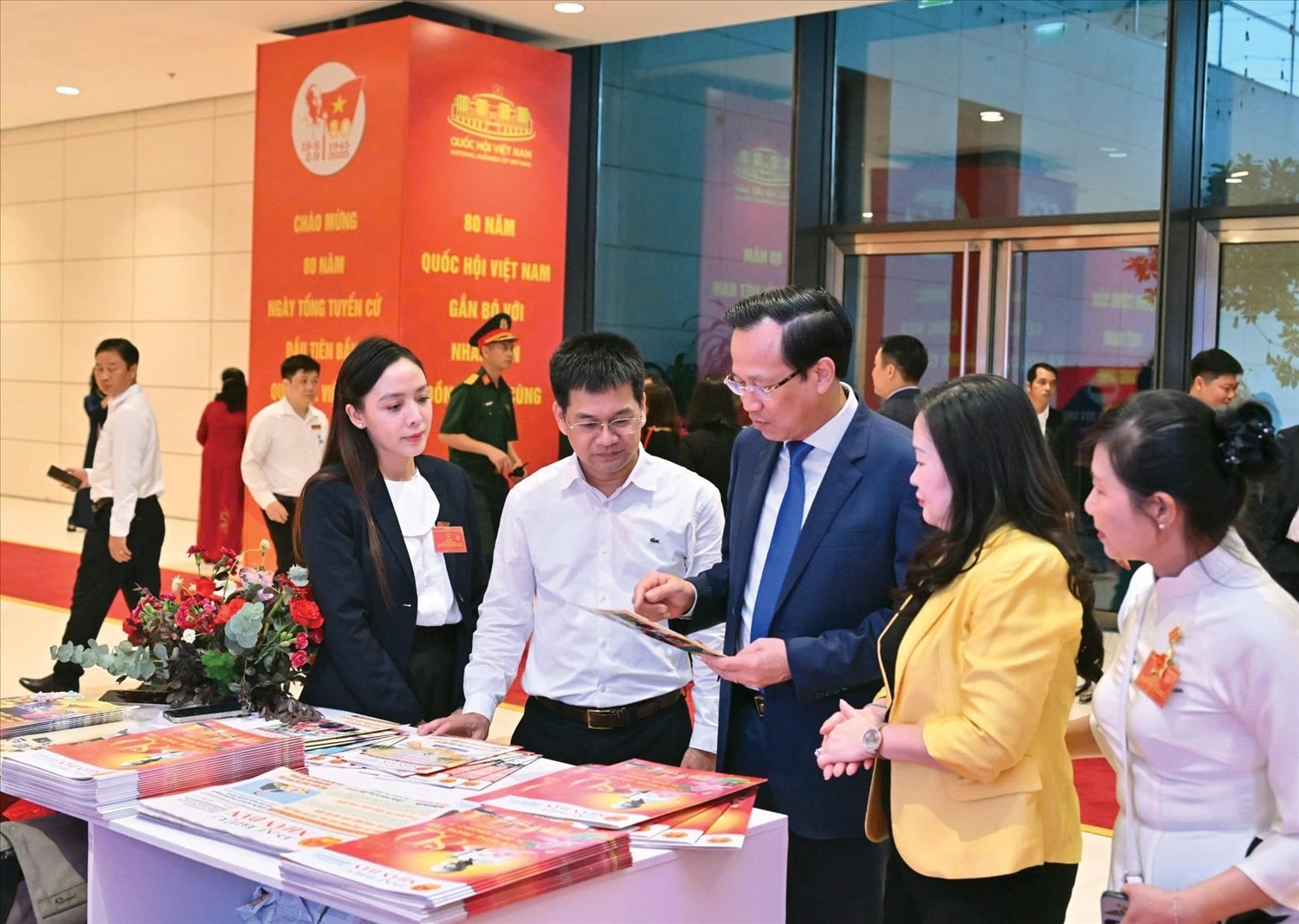 Bộ trưởng Bộ Dân tộc và Tôn giáo Đào Ngọc Dung tham quan gian trưng bày “Báo chí Quốc hội với chặng đường 80 năm Quốc hội Việt Nam” tại Trung tâm Hội nghị Quốc gia.