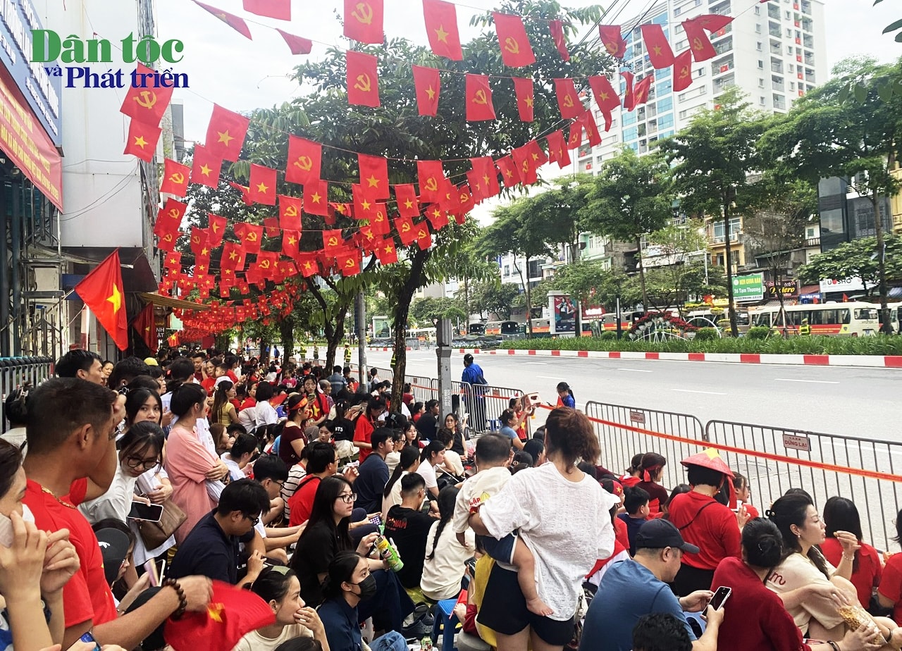 Người dân háo hức chờ xem sơ duyệt diễu binh, diễu hành 11