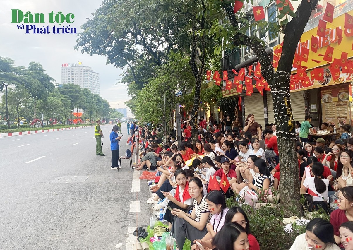 Tuy rất đông, nhưng mọi người ngồi trật tự 