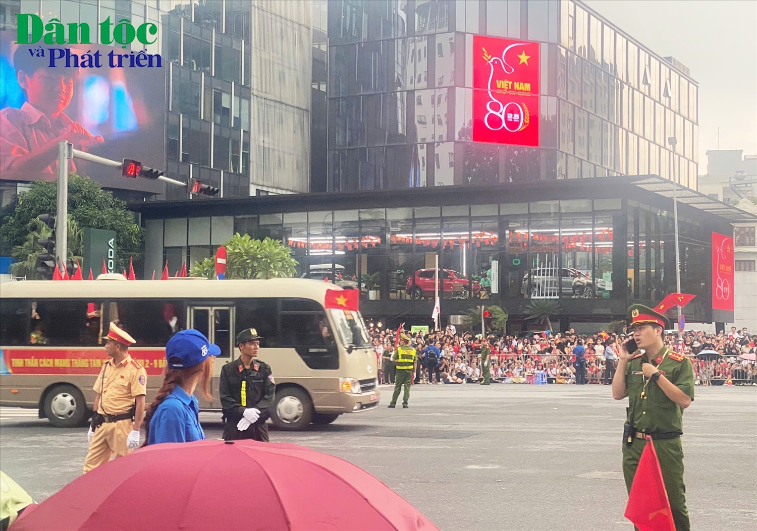 Đoàn xe chở các chiến sĩ về qua đường Văn Cao - Liễu Giai