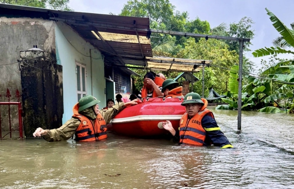 Lực lượng chức năng triển khai công tác cứu hộ (Ảnh IT)