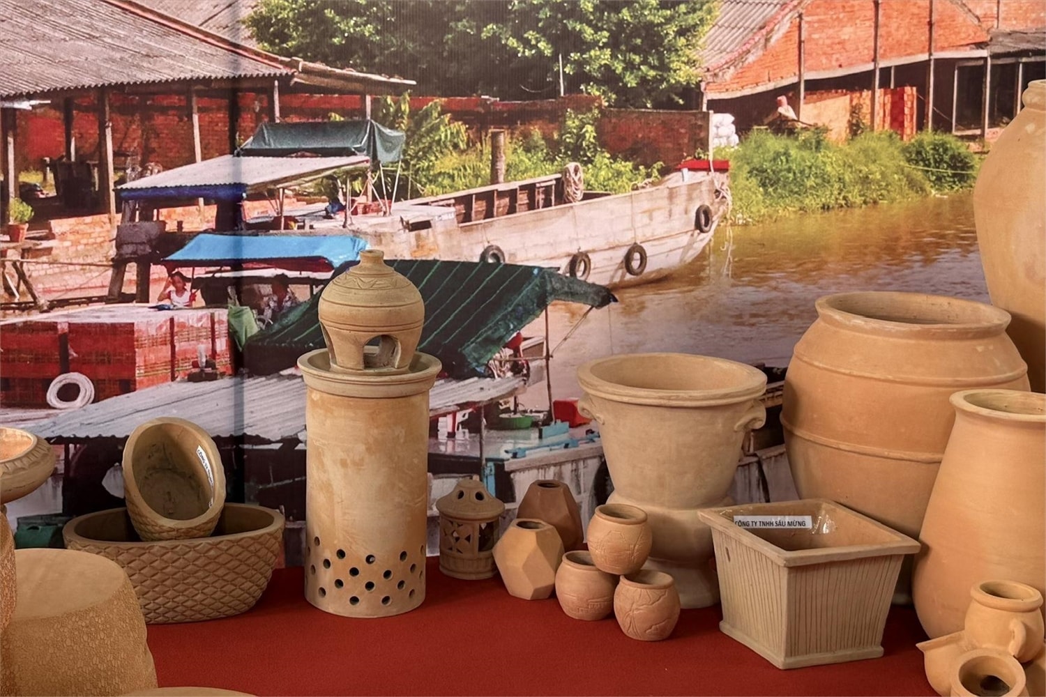 Không gian trưng bày sản phẩm gốm Nam Bộ tại Cần Thơ. Không gian trưng bày sản phẩm gốm Nam Bộ tại Cần Thơ.