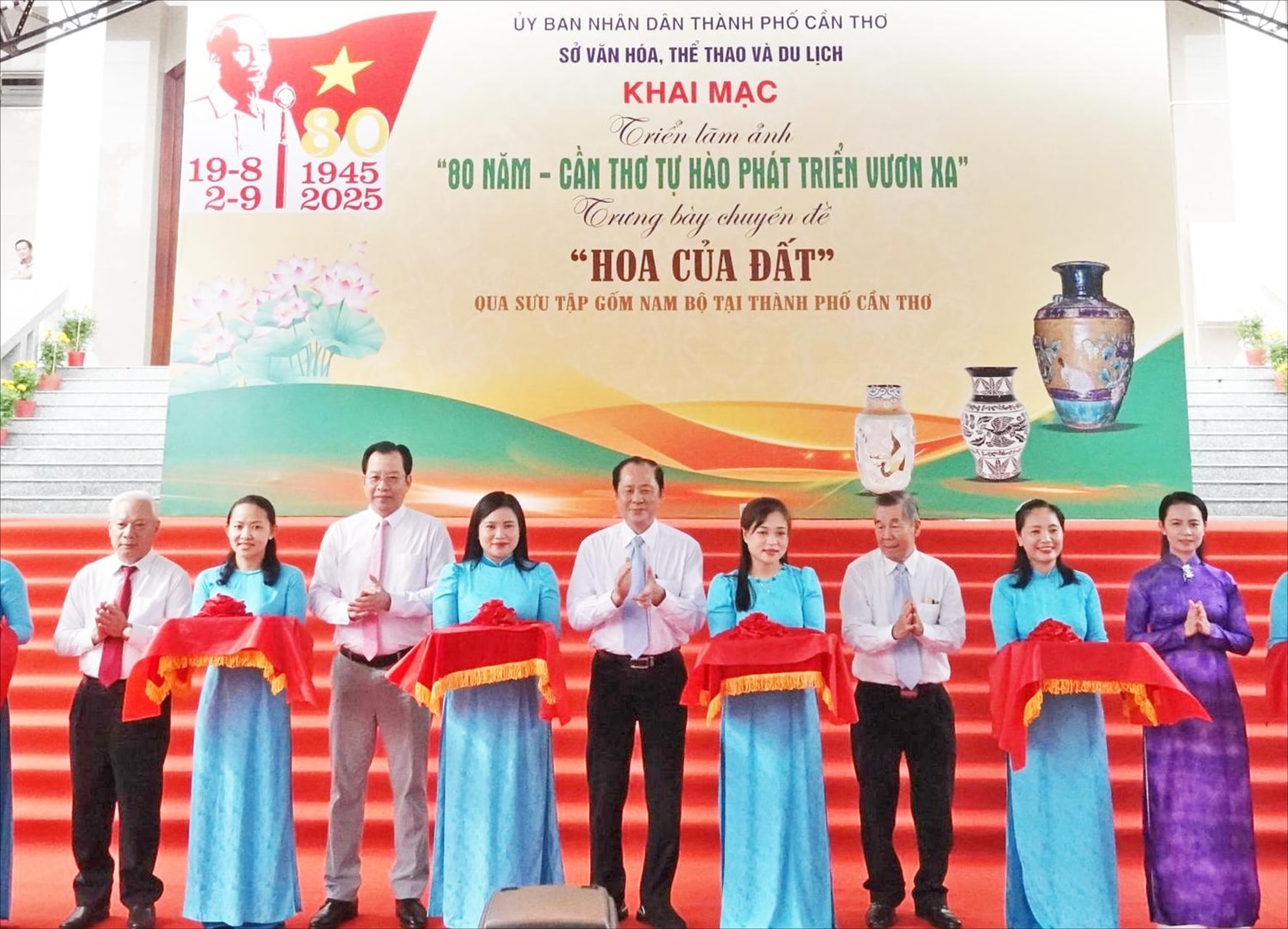 Các đại biểu cắt băng khai mạc triển lãm ảnh Các đại biểu cắt băng khai mạc triển lãm ảnh
