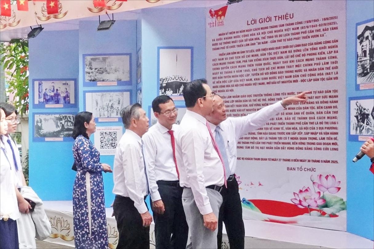Các đại biểu tham quan không gian triển lãm Các đại biểu tham quan không gian triển lãm