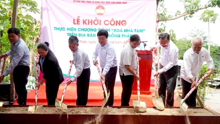 Bí thư Tỉnh ủy Đồng Tháp Lê Quốc Phong (thứ 4 từ trái qua) và đại diện chính quyền địa phương khởi công xây dựng nhà cho hộ khó khăn tại Lễ phát động xoá nhà tạm trên địa bàn tỉnh Đồng Tháp. (Ảnh: VT)