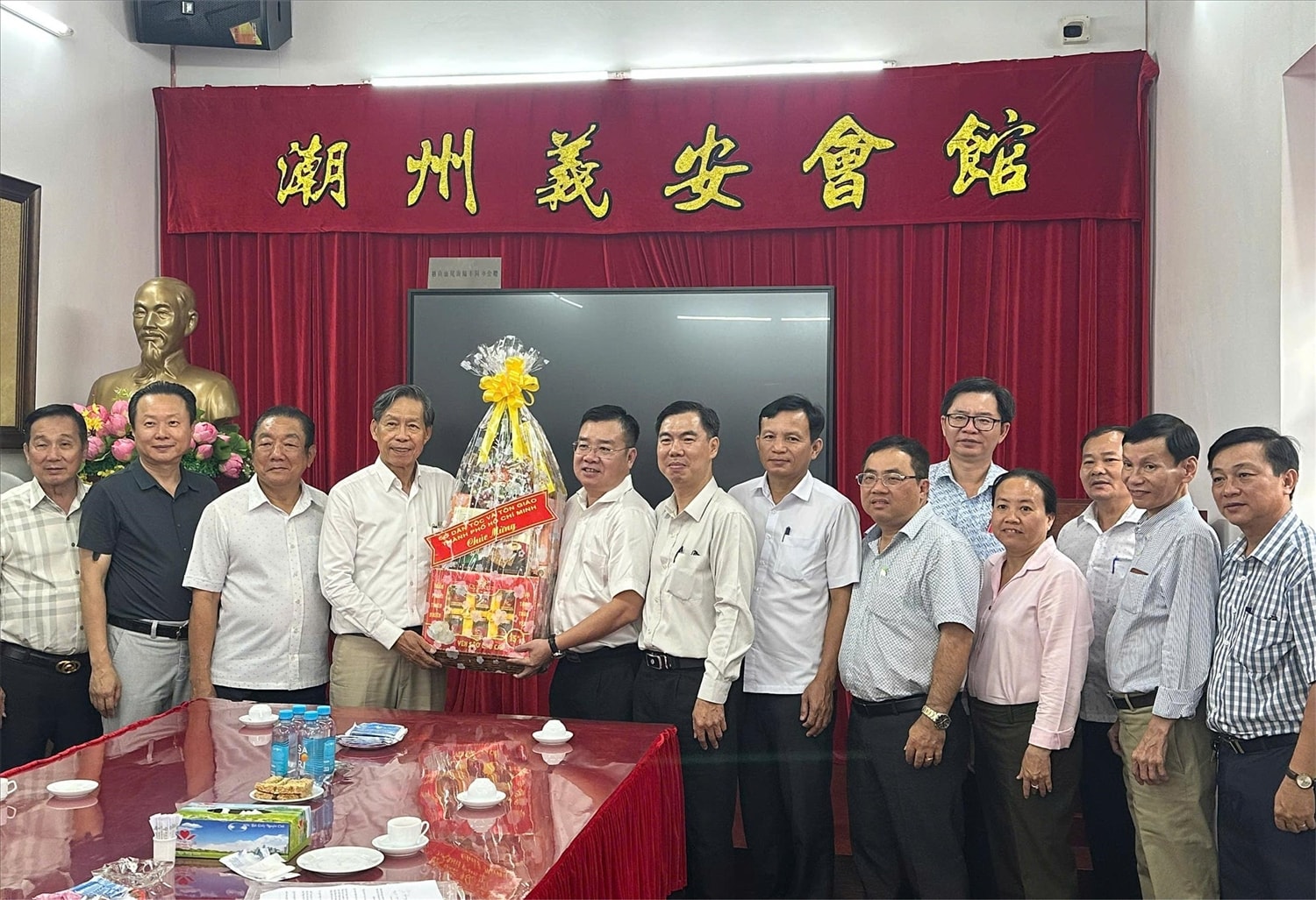 Giám đốc Sở Dân tộc và Tôn giáo TP. Hồ Chí Minh dẫn đầu đoàn công tác tới thăm Hội quán Nghĩa An. (Ảnh: Chí Vĩ)