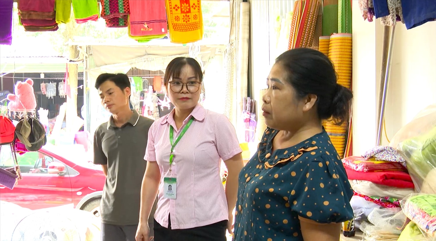 Cán bộ NHCSXH Bắc Mê (Tuyên Quang) kiểm tra sử dụng vốn vay trên địa bàn thôn Pắc Mìa