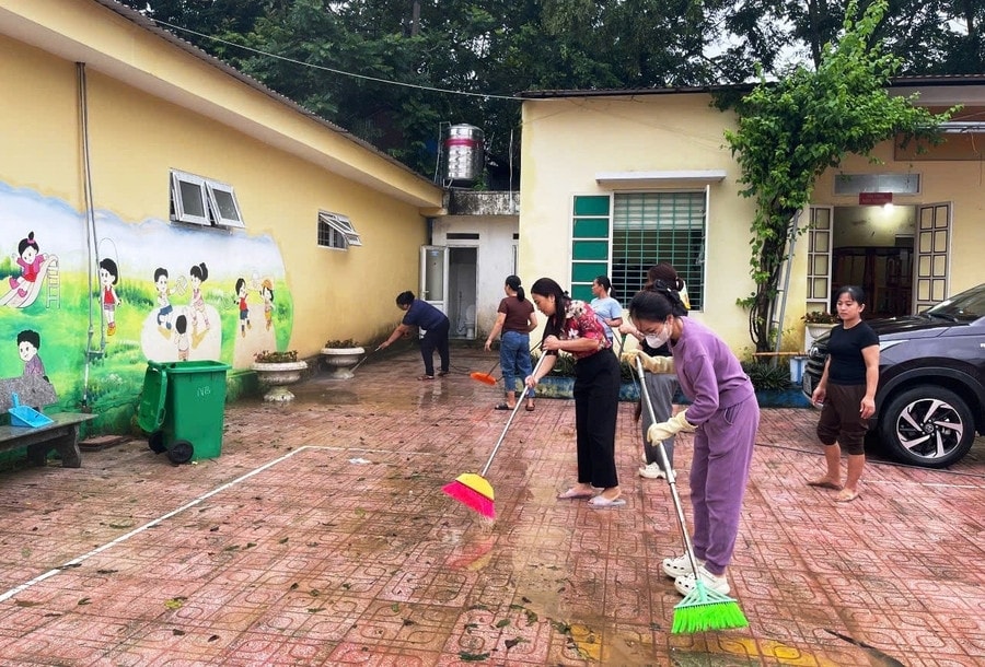Nước lũ rút đến đâu, giáo viên làm vệ sinh đến đó, để chuẩn bị đón trẻ vào ngày 29/8.(ảnh PV)