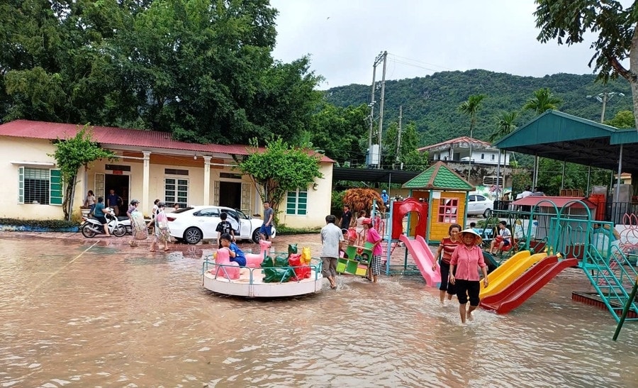 Nước lũ tràn vào sân trường.(ảnh PV)