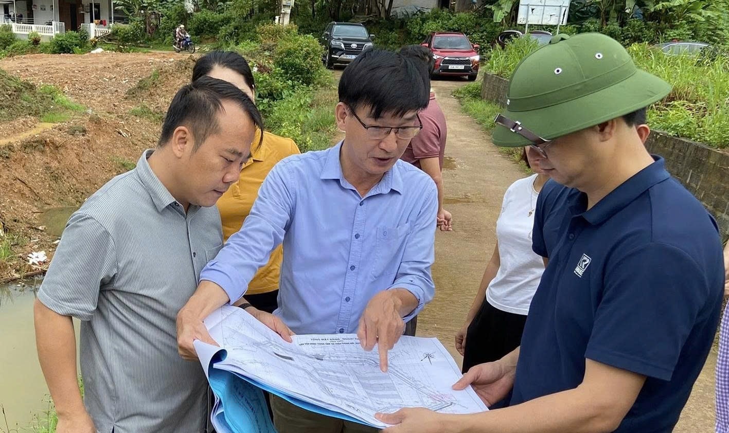 Bí thư Đảng ủy xã Phong Hải Bùi Quang Hưng (ngoài cùng bên phải) kiểm tra quy hoạch trên địa bàn xã (ảnh Trọng Bảo)