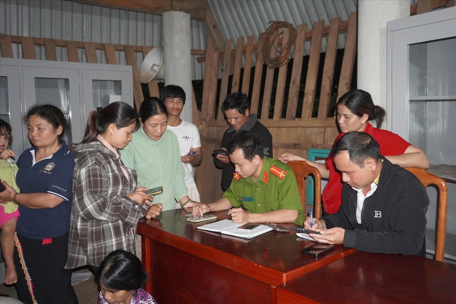 Công an và cán bộ xã Tu Mơ Rông xuống tận thôn hướng dẫn người dân cài đặt định danh điện tử VNeID. (Ảnh: Ngọc Chí)