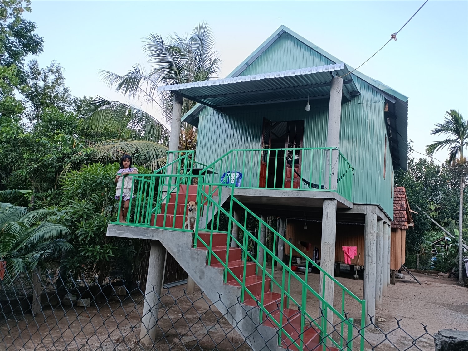 Được xây dựng bằng bê tông nhưng ngôi nhà của Đinh Văn Thừa  ở làng Hà Văn Trên xã Vân Canh  vẫn mang dáng dấp của ngôi nhà sàn truyền thống người Ba Na (Ảnh Lê Phương)