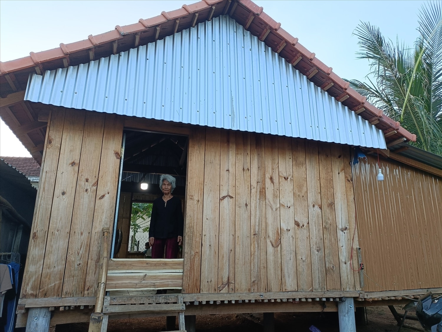 Niềm vui cuối đời của bà Nguyễn Thị Khóc, dân tộc Ba Na ở làng Hà Văn Dưới, xã Vân Canh được ở trong ngôi nhà sàn truyền thống (Ảnh Lê Phương)