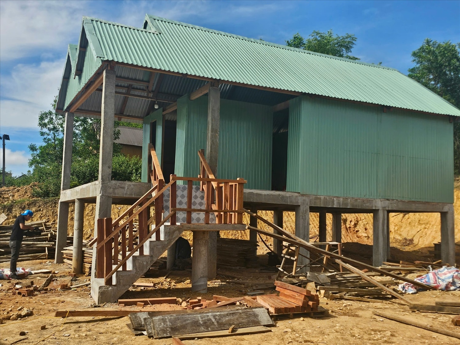 Ngôi nhà của ông Đinh Văn Trực (53 tuổi, ở làng Kà Nâu, xã Canh Liên) được xây dựng theo kiểu nhà sàn truyền thống của đồng bào Ba Na (Ảnh Lê Phương)
