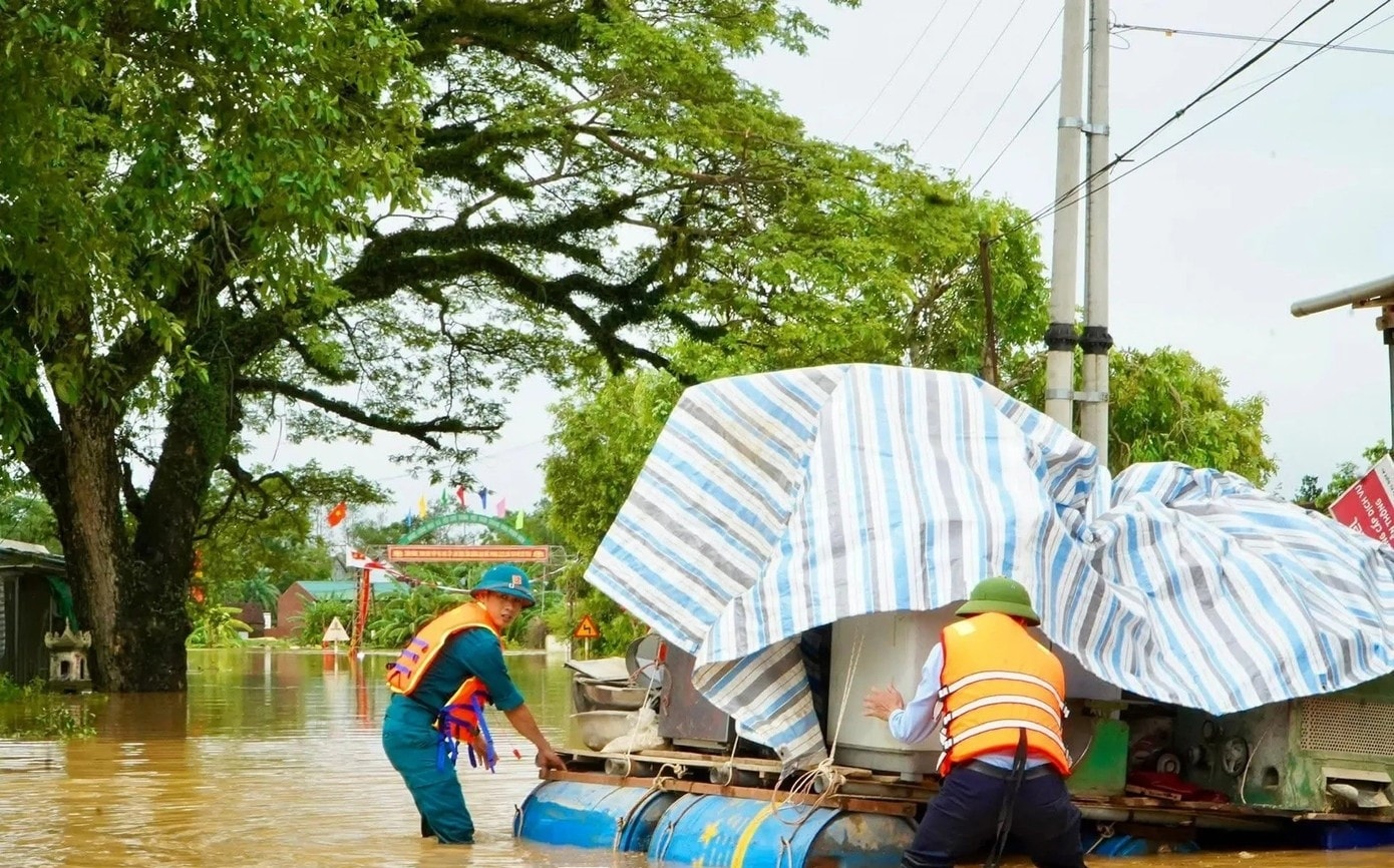 Các lực lượng xã Tân Kỳ sơ tán dân trong sáng 28/8 - Ảnh: CSCC