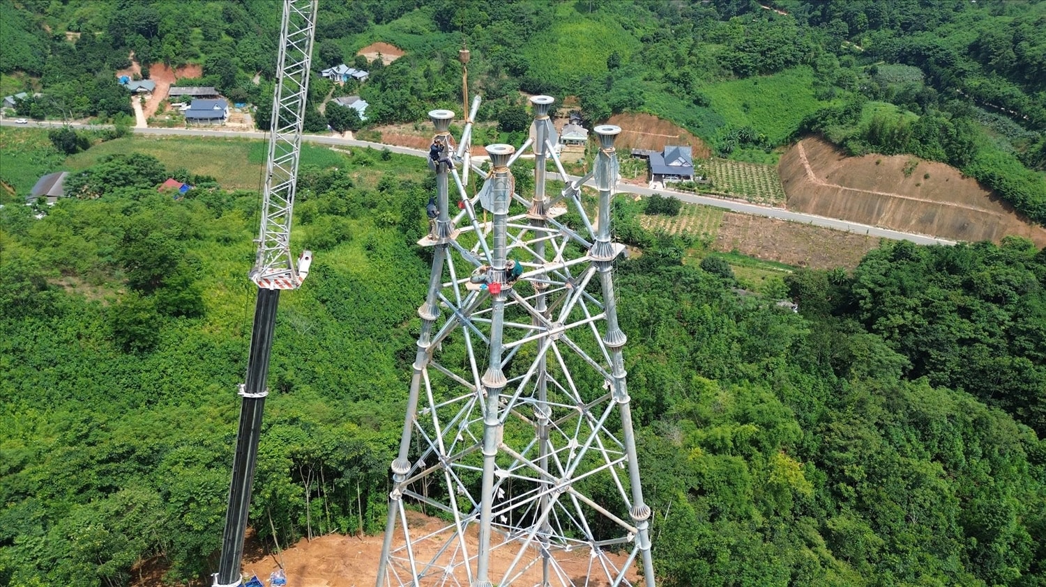 Thi công lắp đặt cột VT4  (ảnh Trọng Bảo)