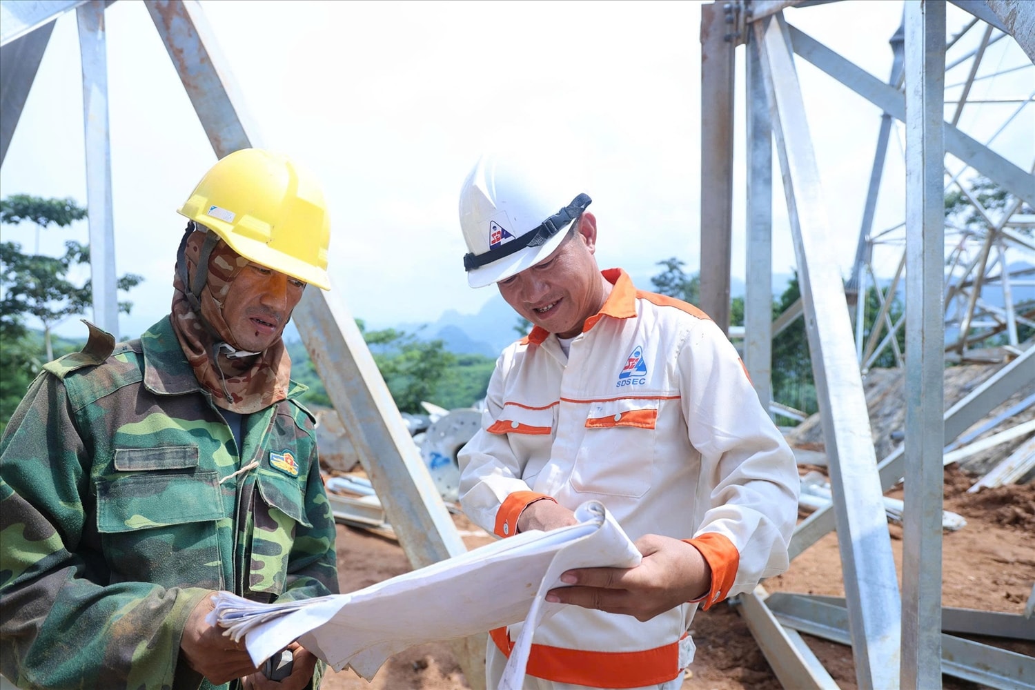 Đội ngũ  kỹ sư, công nhân đang làm việc với cường độ cao nhất để dự án hoàn thành theo kế hoạch (ảnh Trọng Bảo)