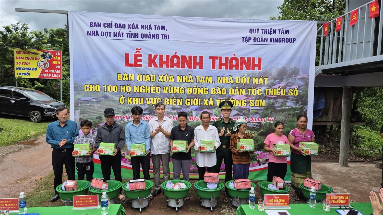 Cũng trong dịp này, Lãnh đạo Bộ chỉ huy Bộ đội Biên phòng Quảng Trị và chính quyền địa phương tặng quà cho các hộ gia đình ở bản Rình Rình 