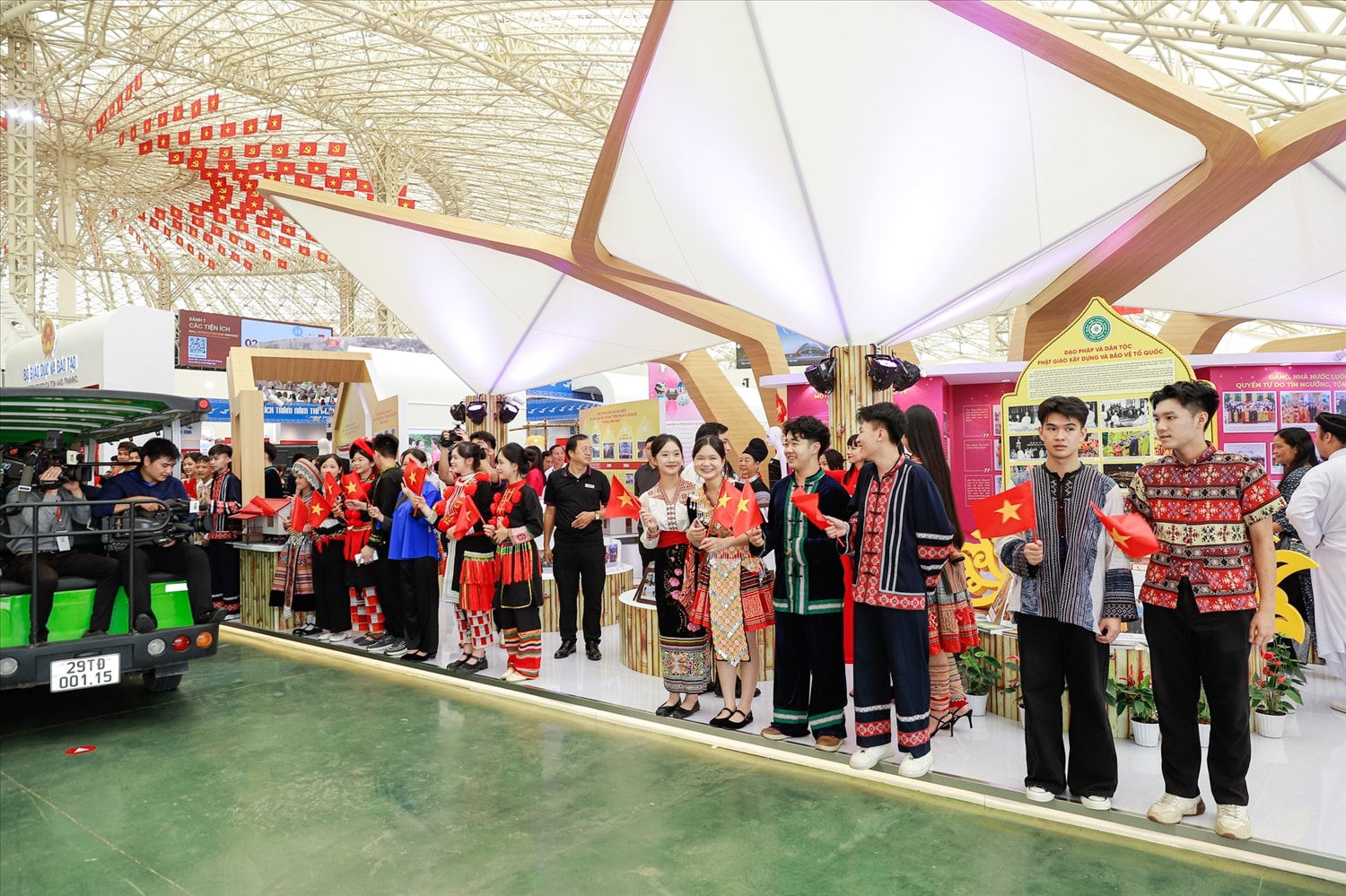 Không gian triển lãm của Bộ Dân tộc và Tôn giáo rực rỡ  những sắc màu trang phục các dân tộc
