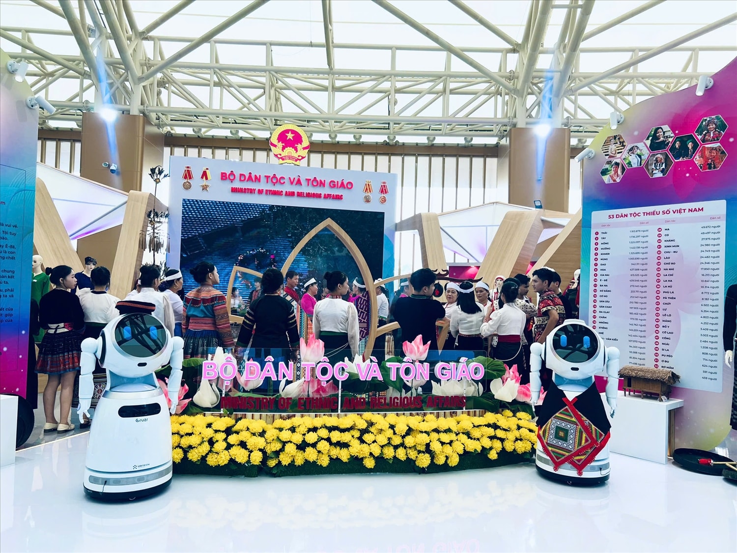 Điểm nhấn công nghệ tại khu triển lãm là robot thuyết minh tự động, có khả năng tương tác trực tiếp cùng du khách. Ảnh: Hồng Phúc