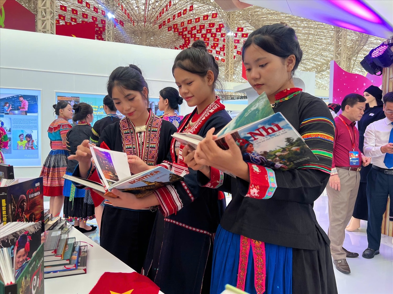 Các em học sinh viên DTTS tham gia trải nghiệm tại khu triển lãm của Bộ Dân tộc và Tôn giáo. Ảnh: Hồng Phúc
