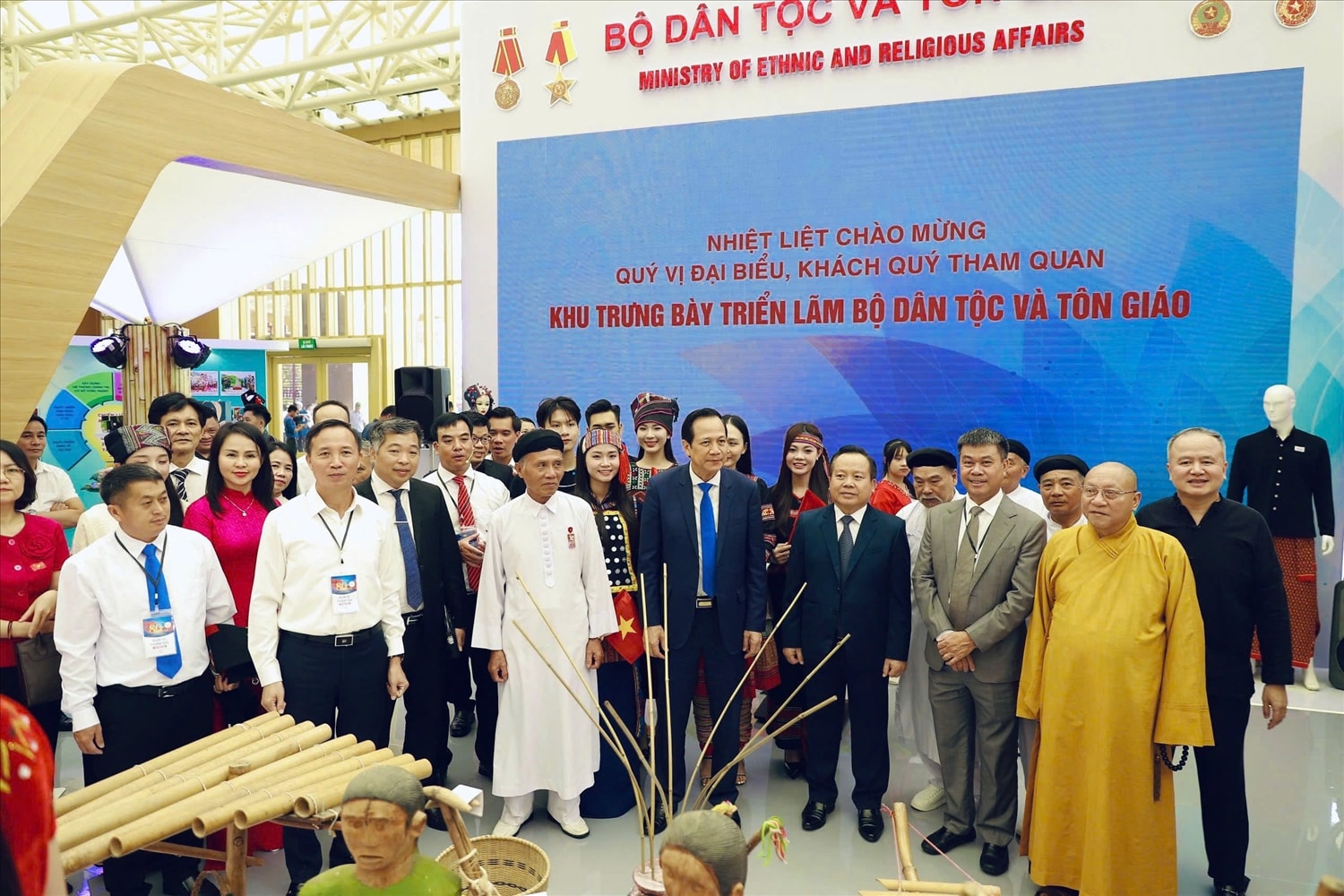 Bộ trưởng Bộ Dân tộc và Tôn Giáo Đào Ngọc Dung tham quan Khu triển lãm. (Ảnh: Tuấn Ninh)