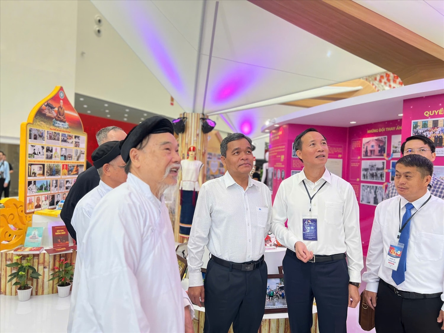 Thứ trưởng Bộ Dân tộc và Tôn Giáo Hồ Văn Niên tham quan phân khu Công tác tôn giáo. Ảnh: Hồng Phúc