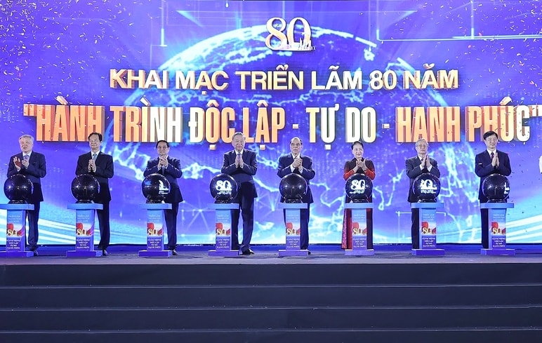 Lãnh đạo Đảng, Nhà nước thực hiện nghi thức khai mạc Triển lãm 